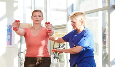 Patientin bei Physiotherapie