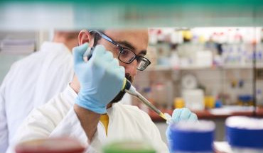 Biochemiker im Labor