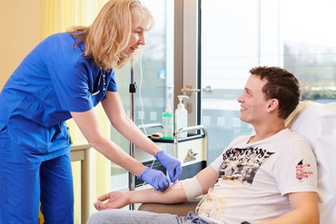 Pflegerin betreut Patienten
